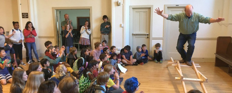 Školy vytvárajú umelú skúsenosť, ktorá nemá v živote obdobu