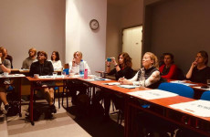 Učiace sa školy pozorne počúvajú